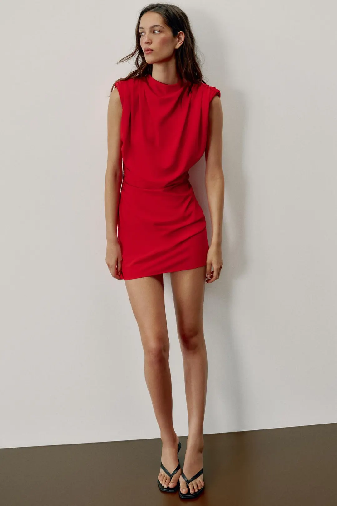Мини-платье с драпировкой и подплечниками, Zara