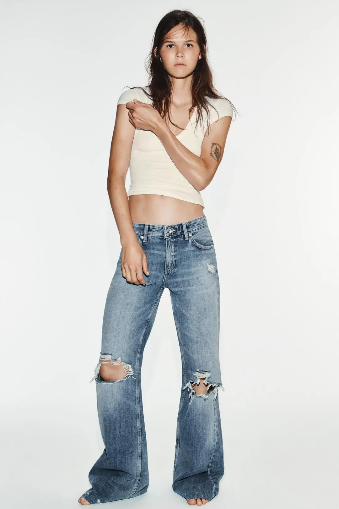 Рваные расклешенные джинсы TRF со средней посадкой, Zara