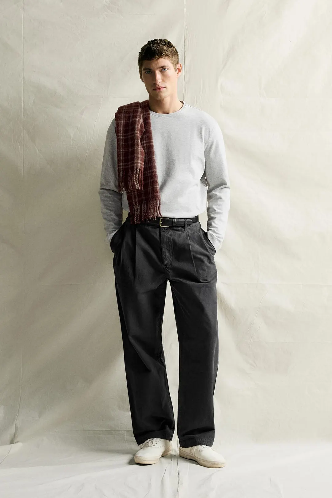 Брюки чинос стандартного кроя со складками, Zara