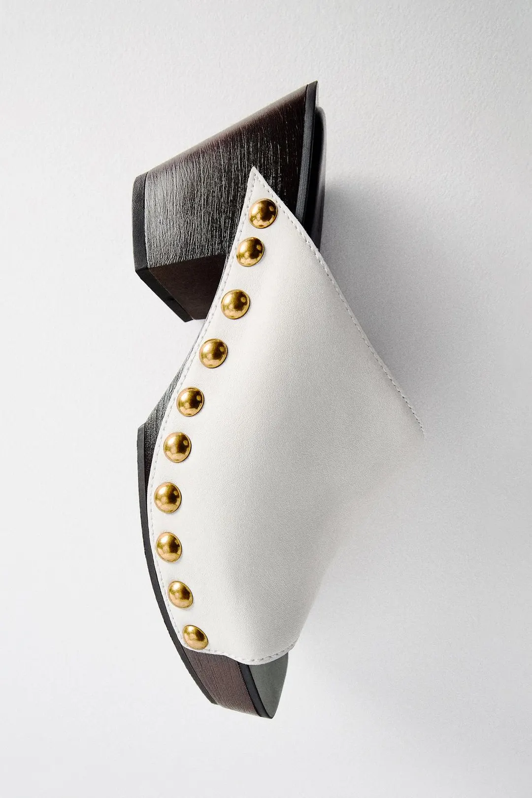 Кожаные туфли LIMITED EDITION на танкетке с заклепками, Zara