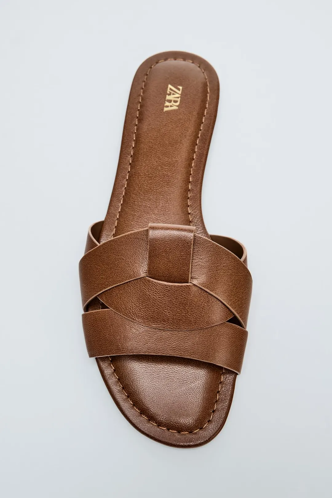 Плоские сандалии из кожи с перекрестными ремешками, Zara