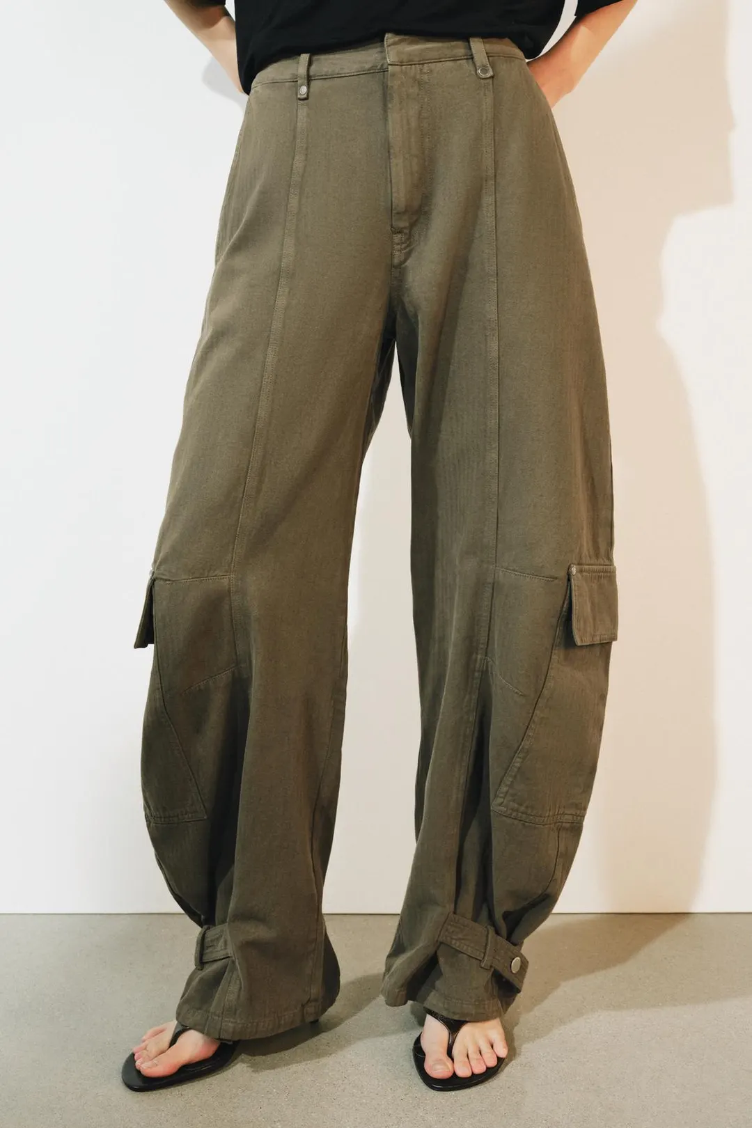 Брюки карго силуэта barrel ZW Collection, Zara