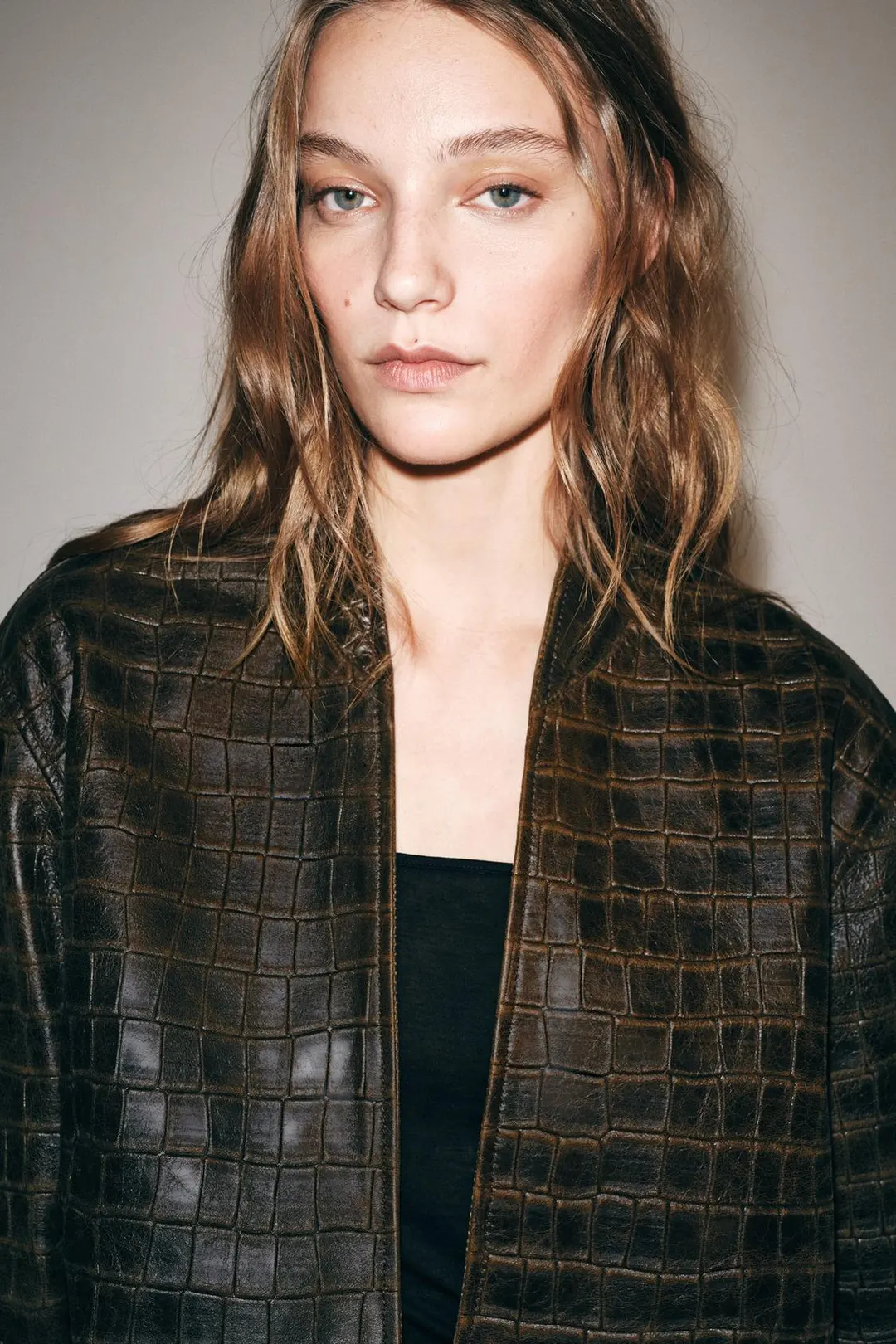 Укороченная куртка из 100% кожи с эффектом потертости ZW Collection, Zara
