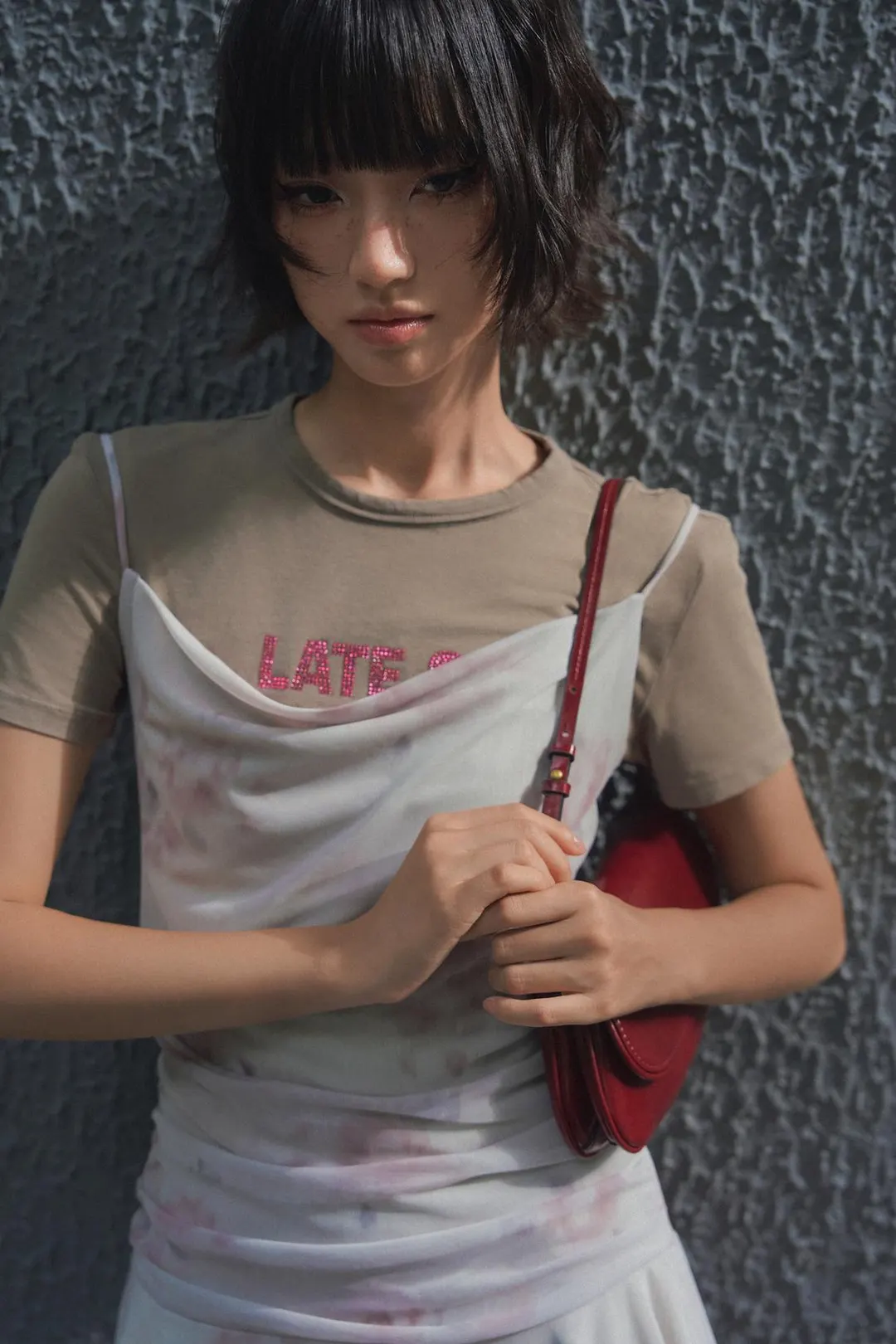 Футболка с эффектом стирки, надписью и стразами, Zara