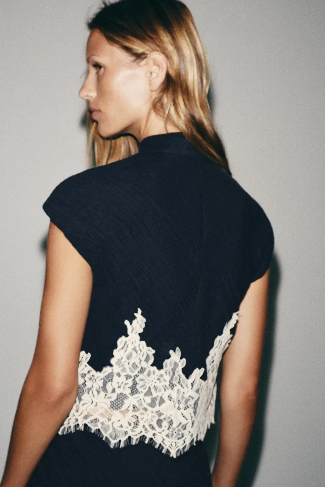 Укороченный топ с кружевной отделкой, Zara