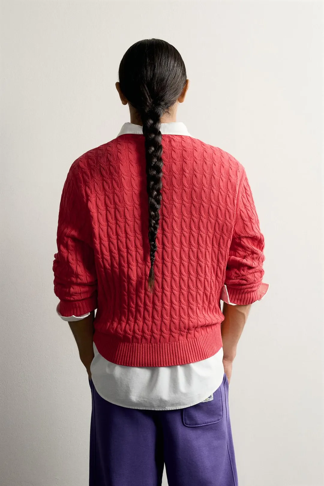 Джемпер с V-образным вырезом и узором косы Fruit of the Loom™, Zara