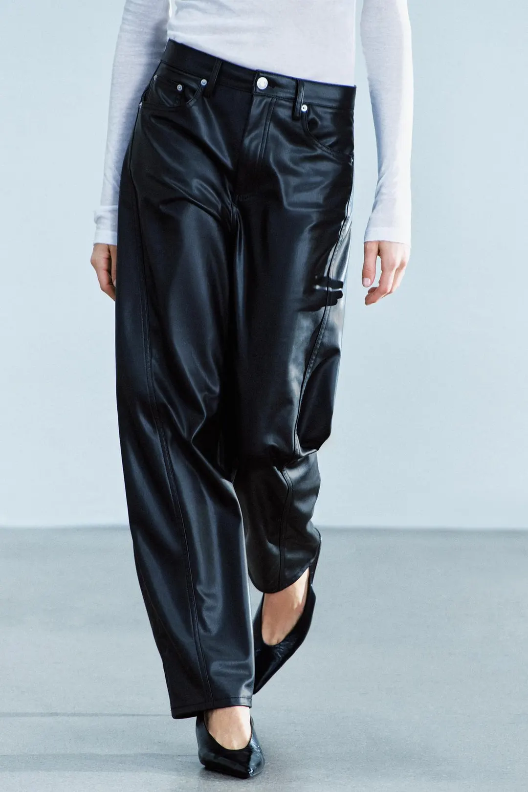 Брюки ZW Collection из материала под кожу свободного кроя до щиколотки, Zara