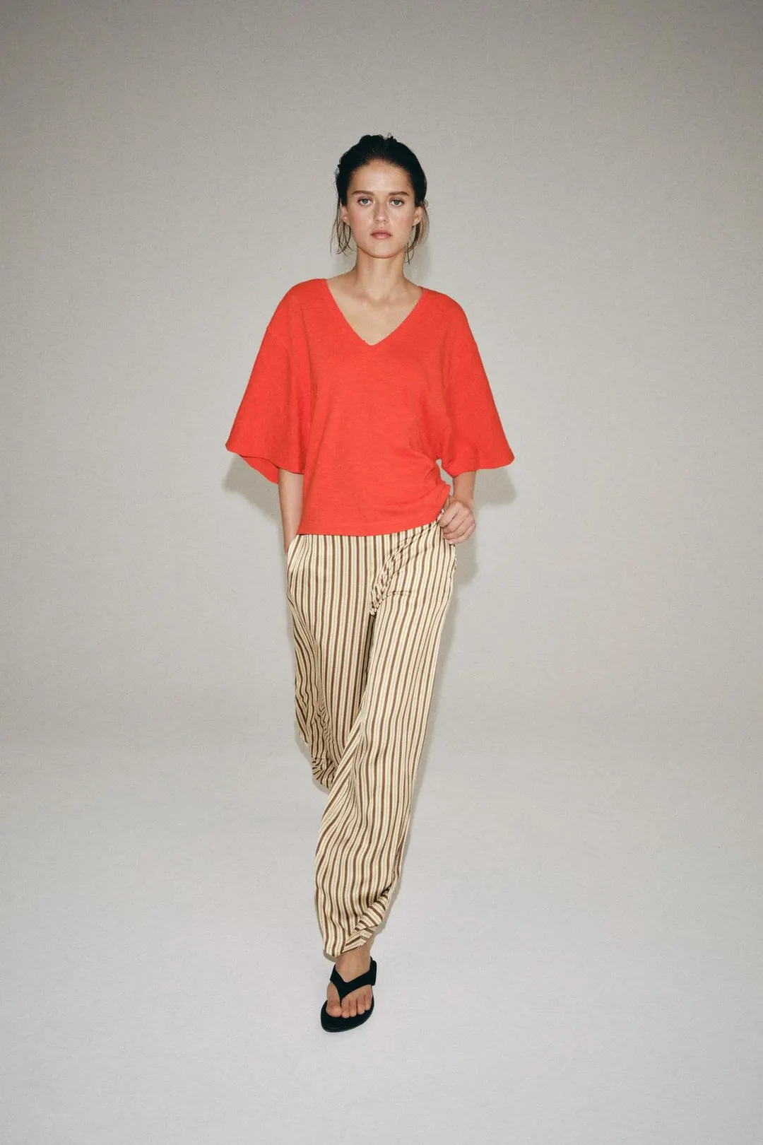 Футболка с V-образным вырезом, Zara
