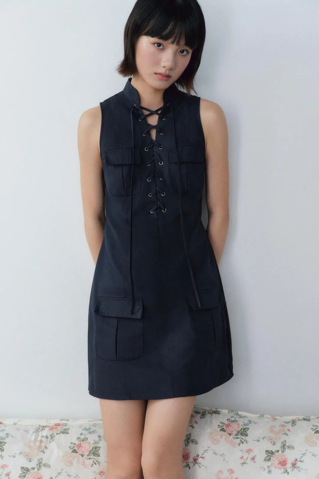 Короткое платье с перекрестными бретелями и карманами, Zara