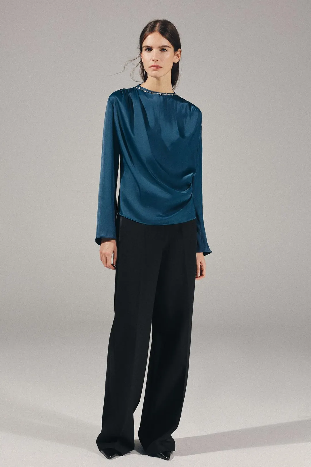 Атласная блузка с воротником, украшенным камнями, Zara