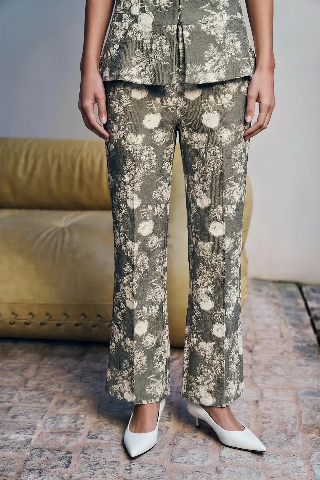 Брюки жаккардовые расклешенные, Zara
