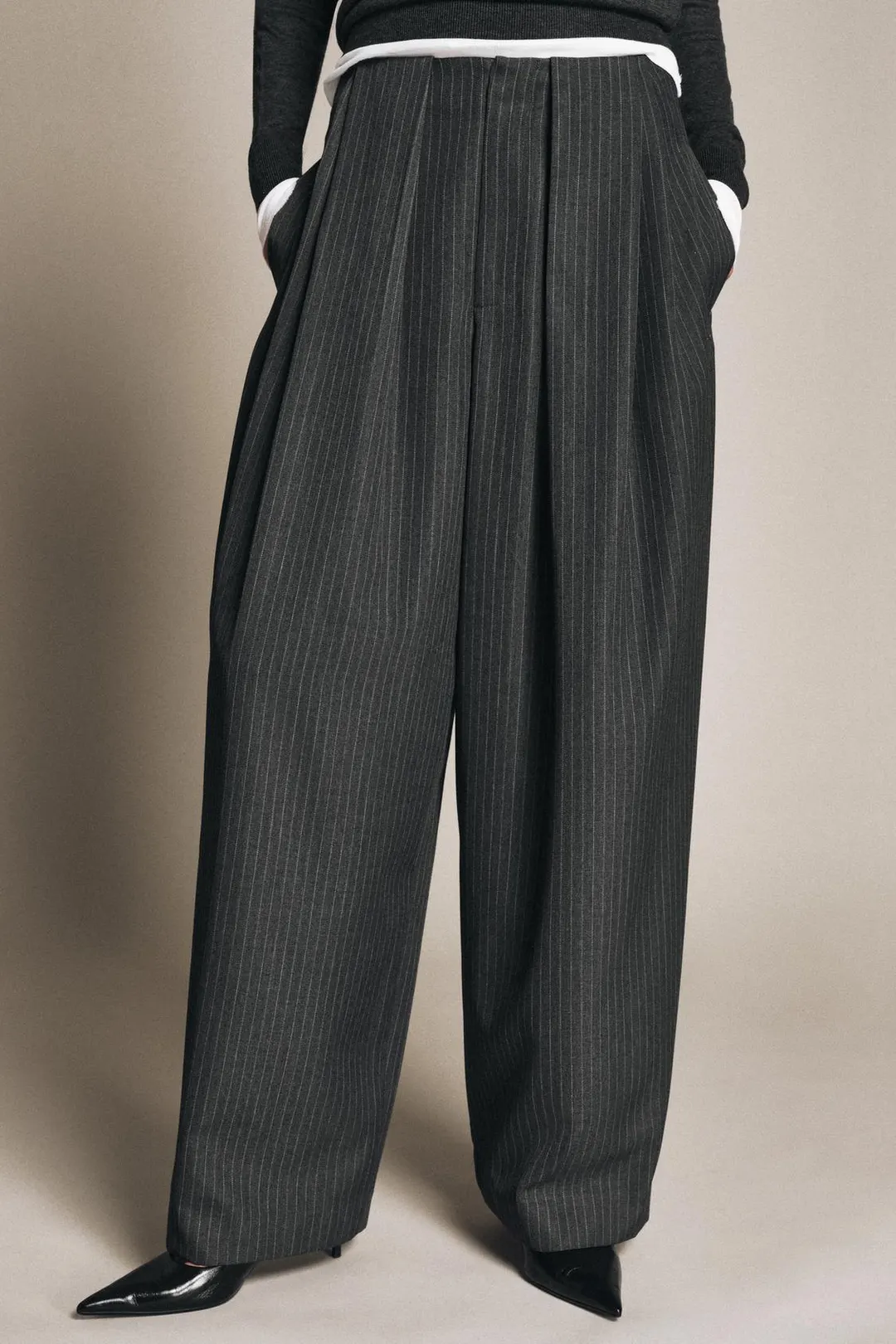 Брюки в тонкую полоску со складками ZW Collection, Zara