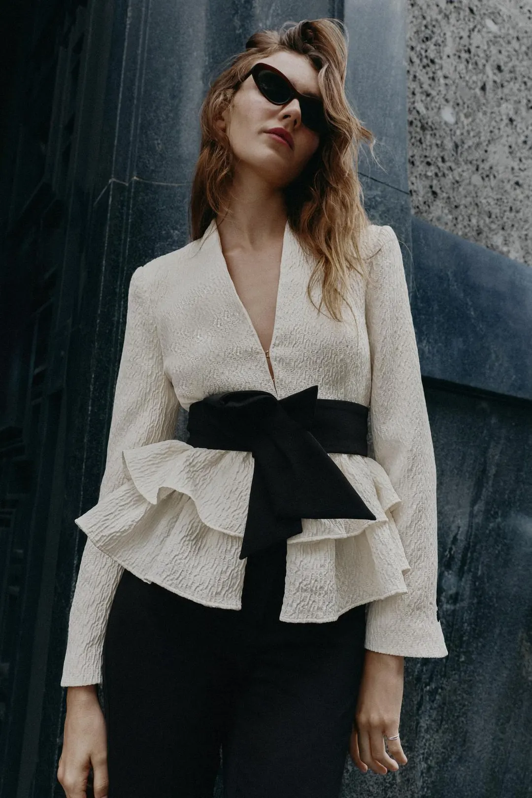 Блейзер под замшу с поясом и оборками, Zara