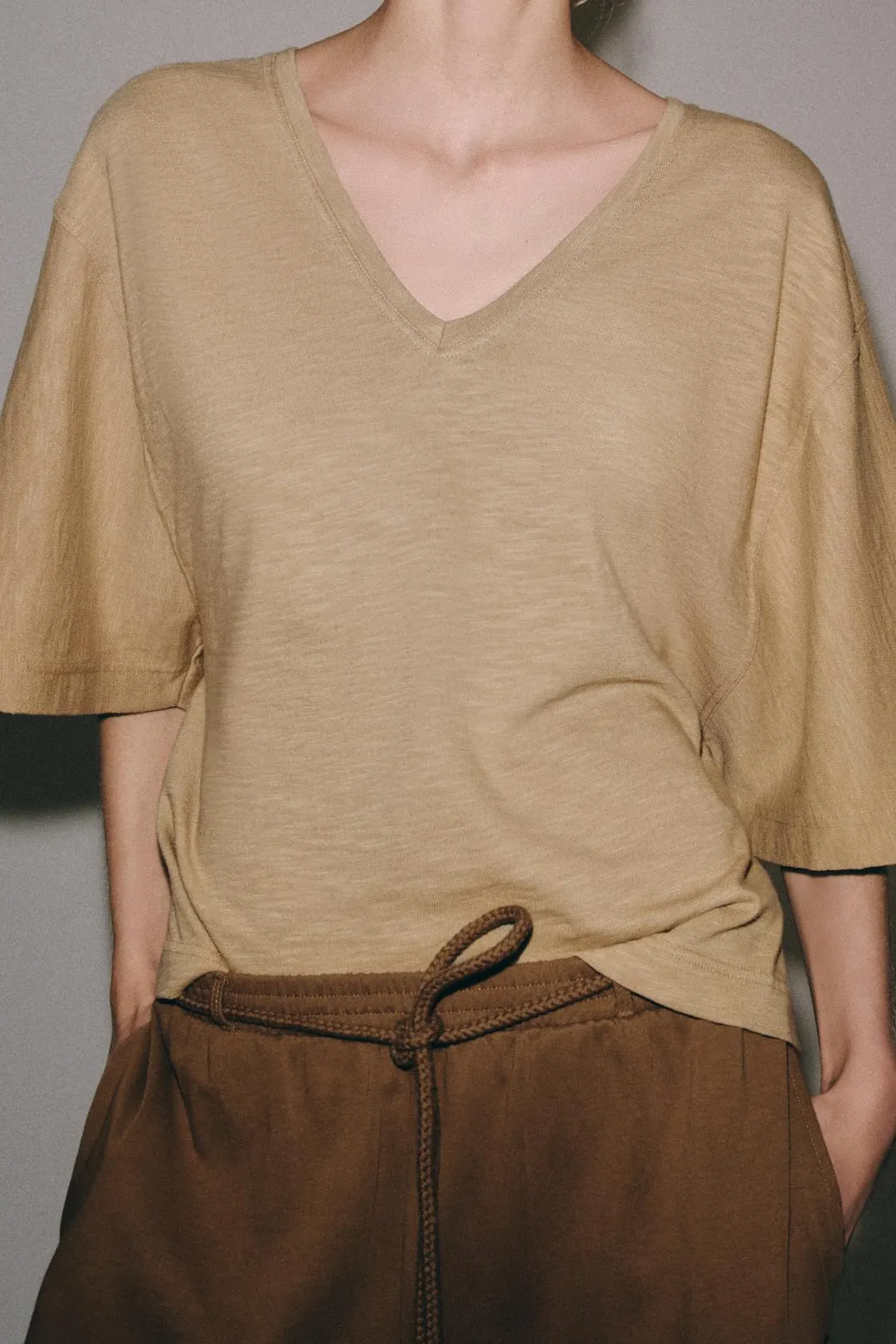 Футболка с V-образным вырезом, Zara