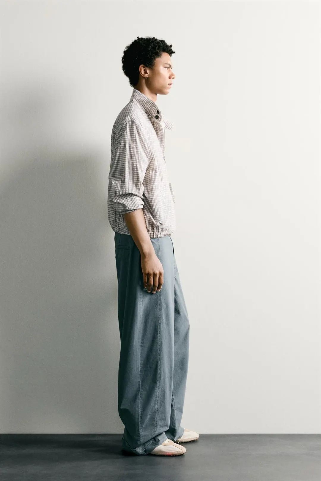 Брюки свободного кроя с эффектом стирки и хлястиками, Zara