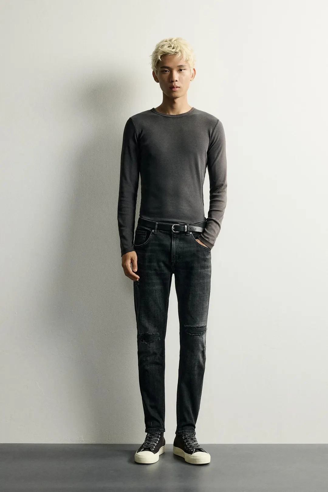Рваные джинсы облегающего кроя, Zara