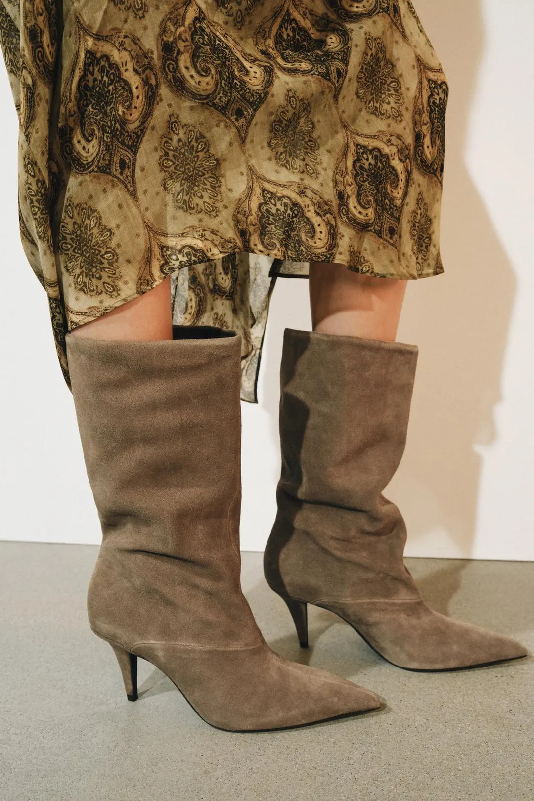 Сапоги из спилка со сборками на каблуке, Zara
