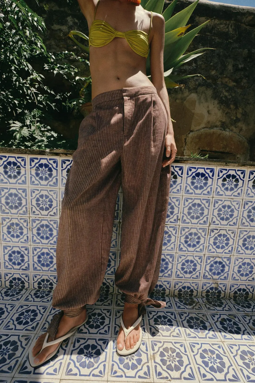 Сандалии без каблука с перемычкой между пальцами, Zara