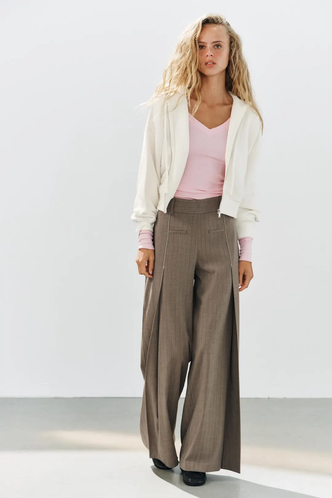 Брюки в тонкую полоску с защипами, Zara