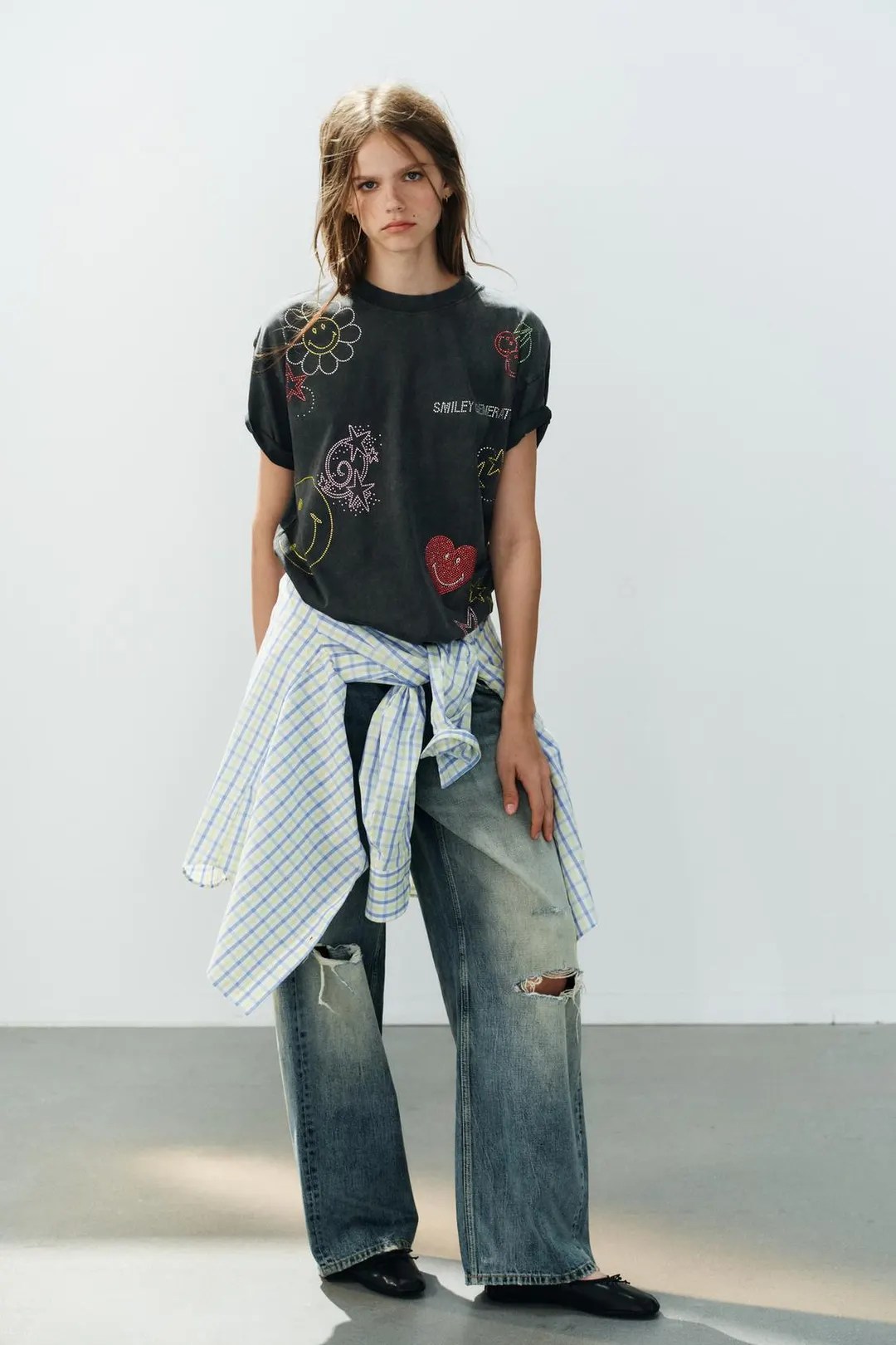 Футболка с эффектом потертости и стразами Smiley®, Zara