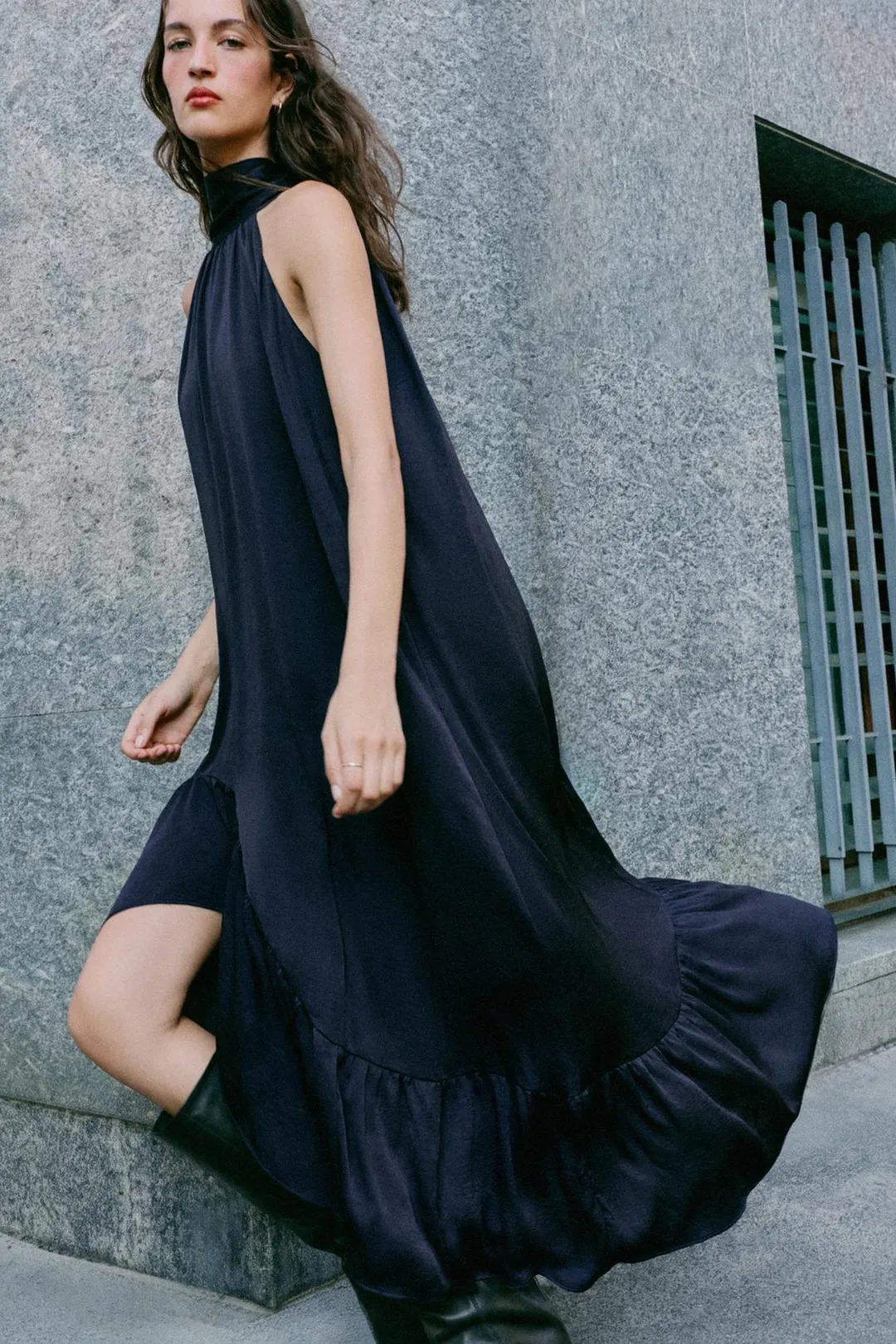 Платье миди с воротником халтер и оборкой по низу, Zara