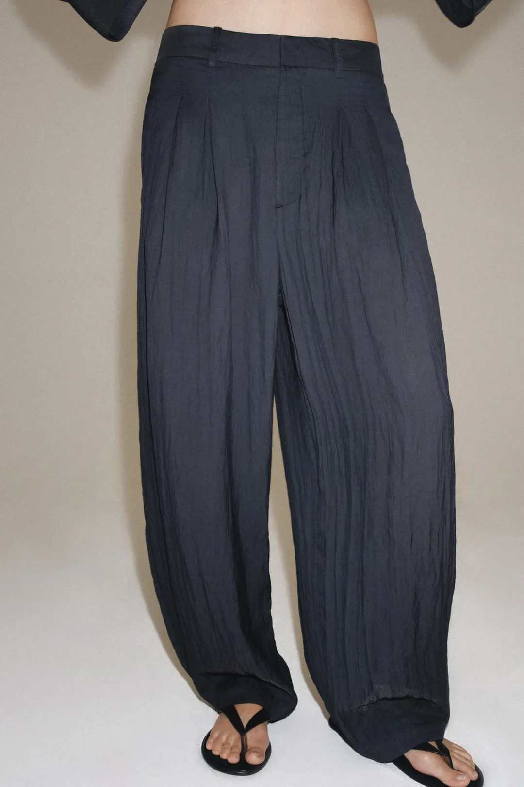 Брюки струящиеся с вытачками ZW Collection, Zara