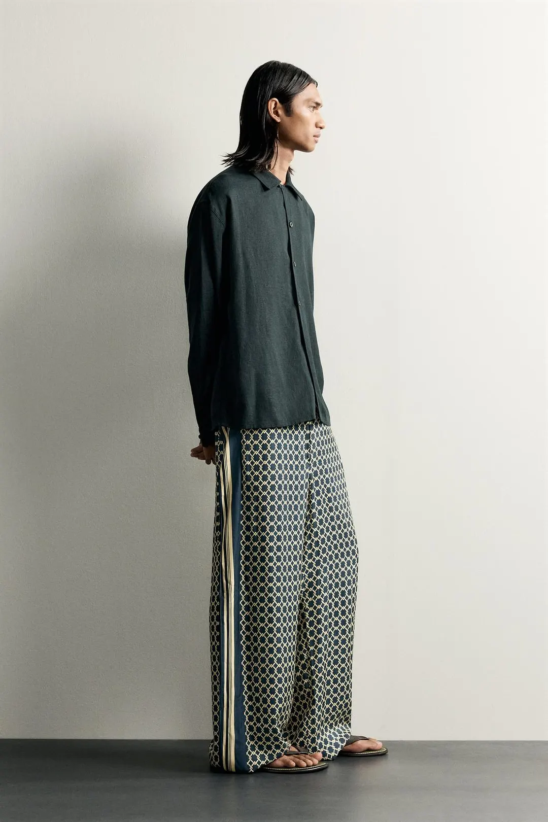 Брюки струящиеся с боковыми полосами Limited Edition, Zara