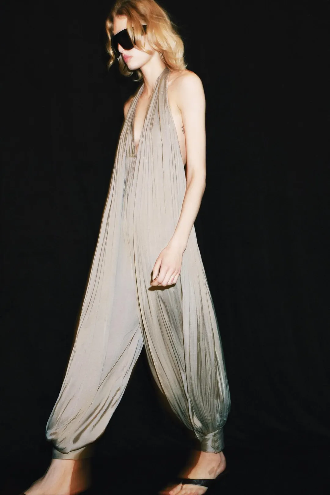 Атласный комбинезон с открытыми плечами ZW Collection, Zara