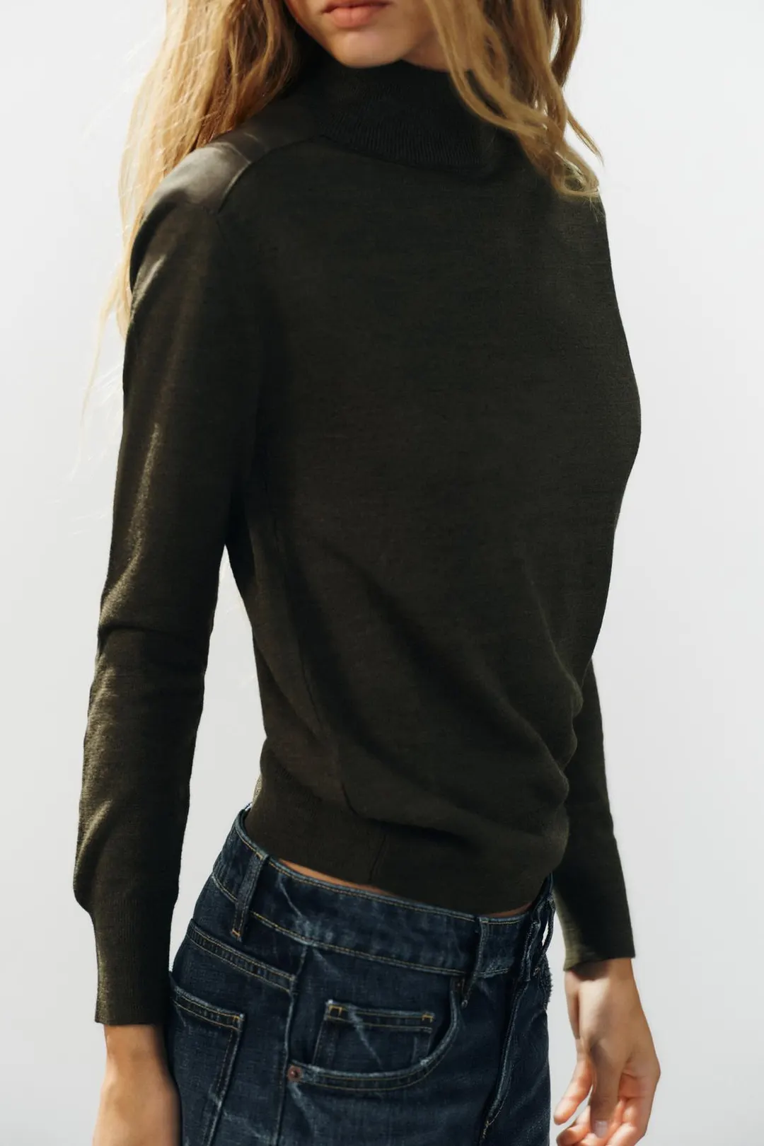 Свитер вязаный с контрастными плечами, Zara