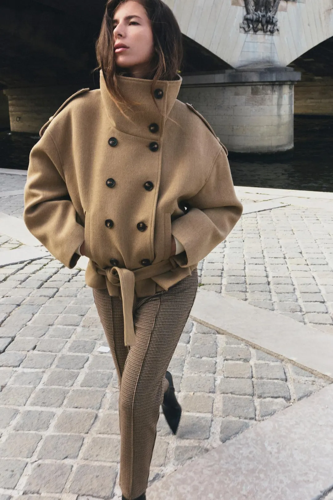 Пальто короткое с высоким воротником и поясом, Zara