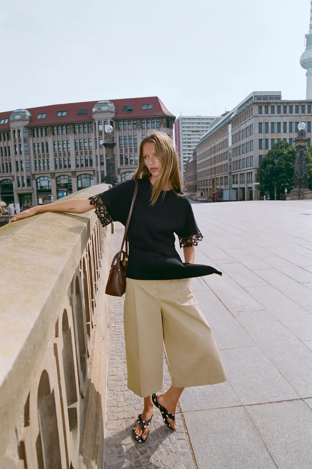 Асимметричная футболка с кружевом, Zara
