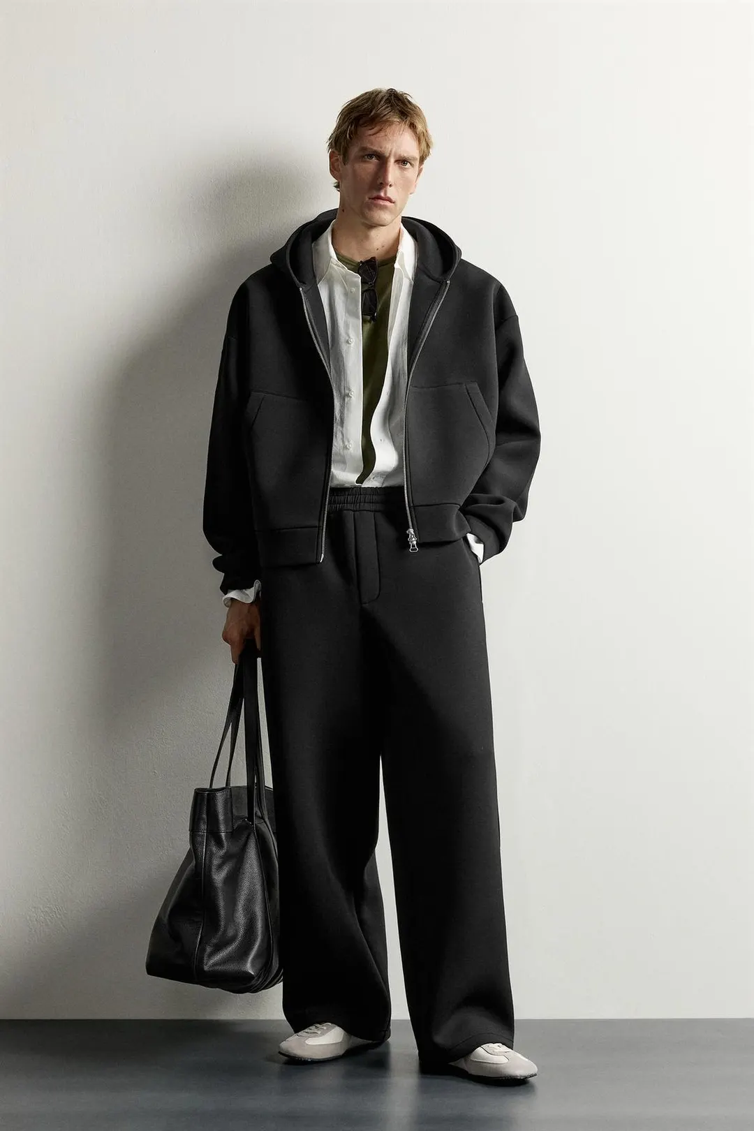 Толстовка из технологичной ткани с капюшоном и молнией, Zara