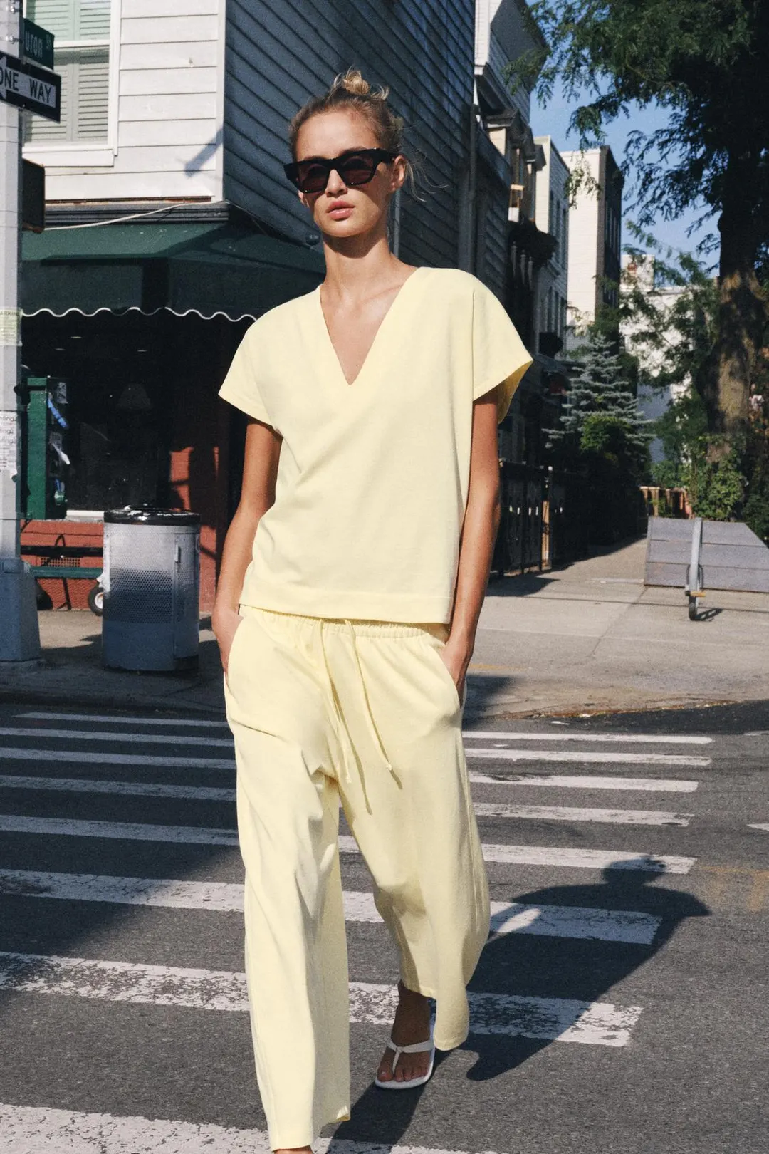 Футболка с V-образным вырезом, Zara