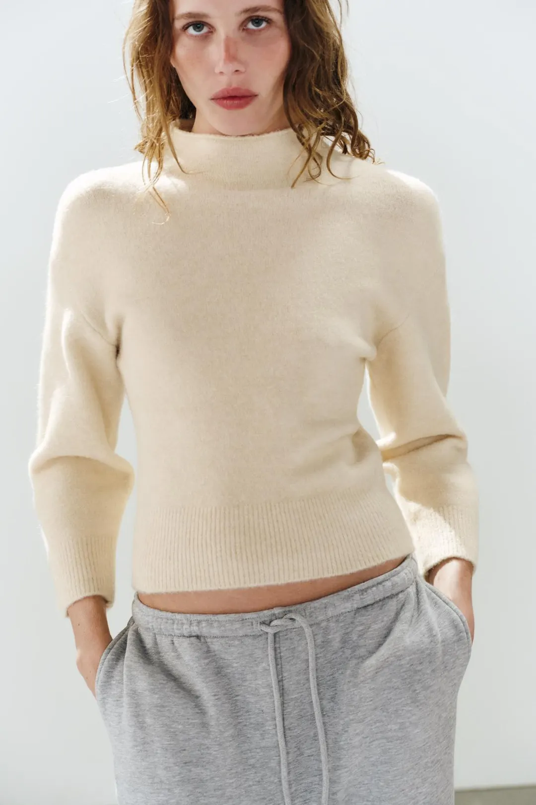 Мягкий вязаный свитер с высоким воротником, Zara