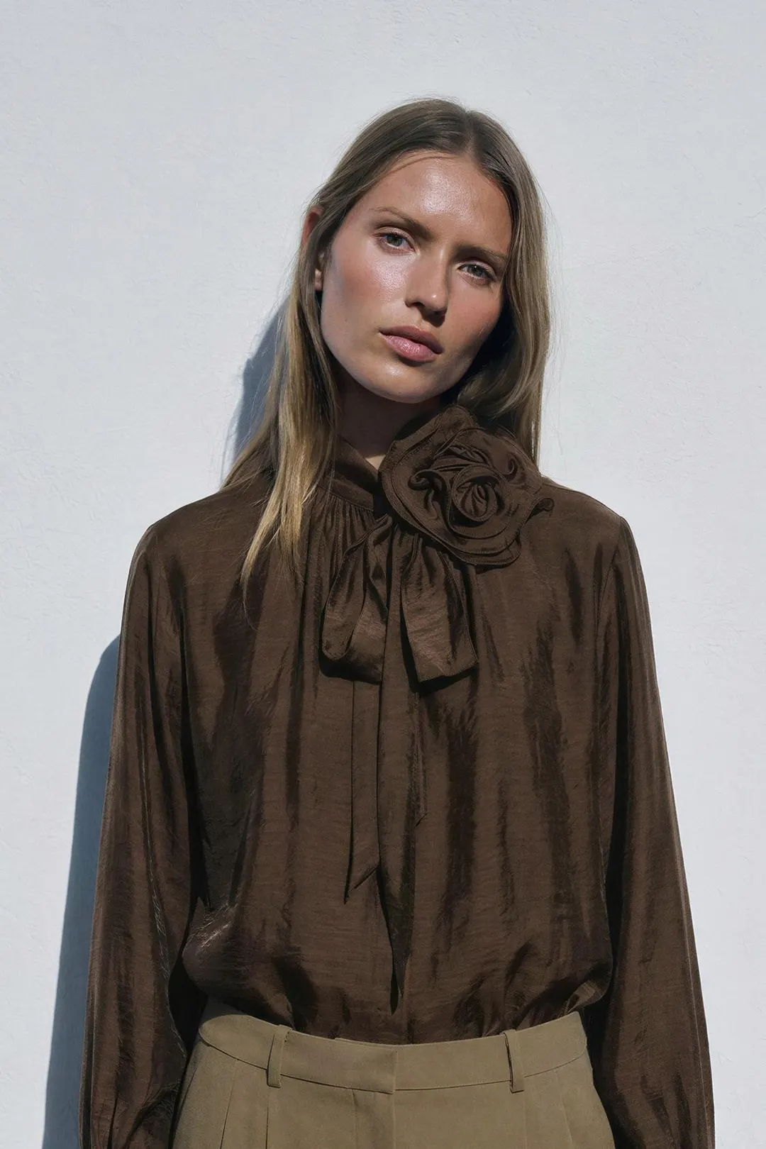 Блузка с фактурными цветами и бантом, Zara
