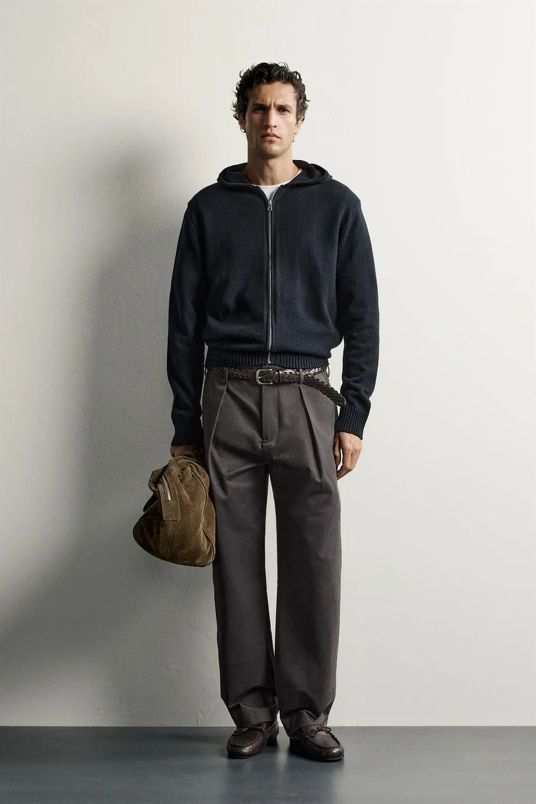 Брюки чинос стандартного кроя со складками, Zara