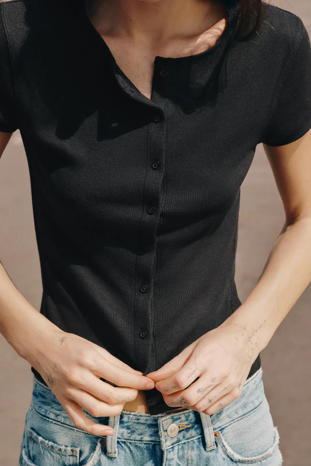 Футболка в рубчик на пуговицах, Zara