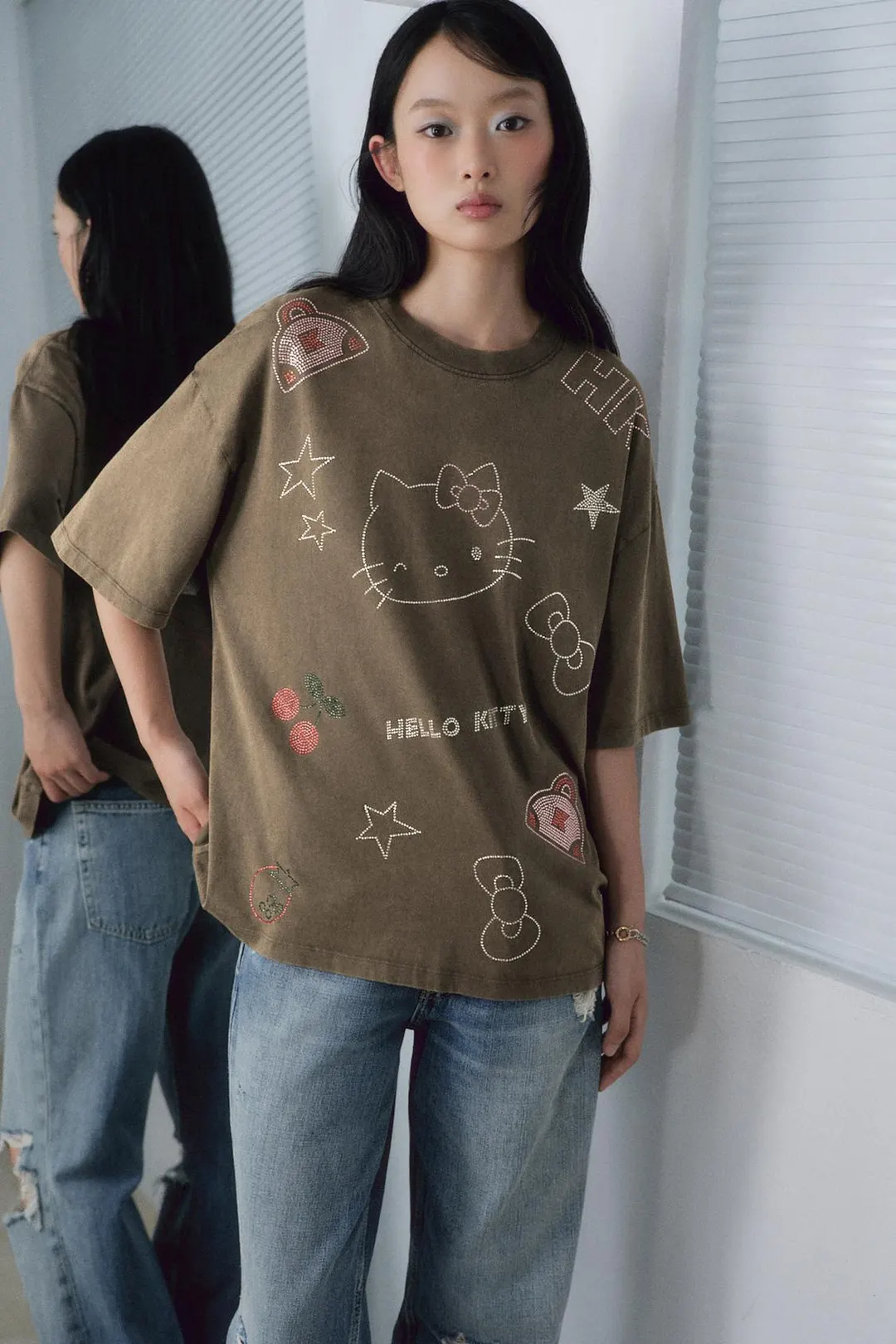 Футболка с блестками и эффектом стирки Hello Kitty © Sanrio, Zara