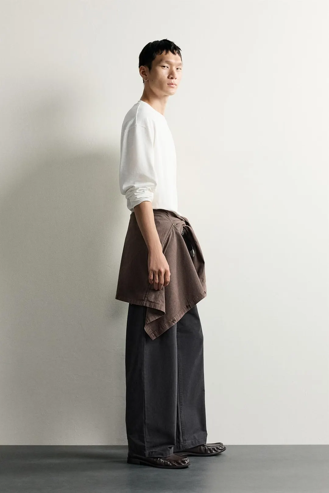 Брюки чинос свободного кроя со складками, Zara