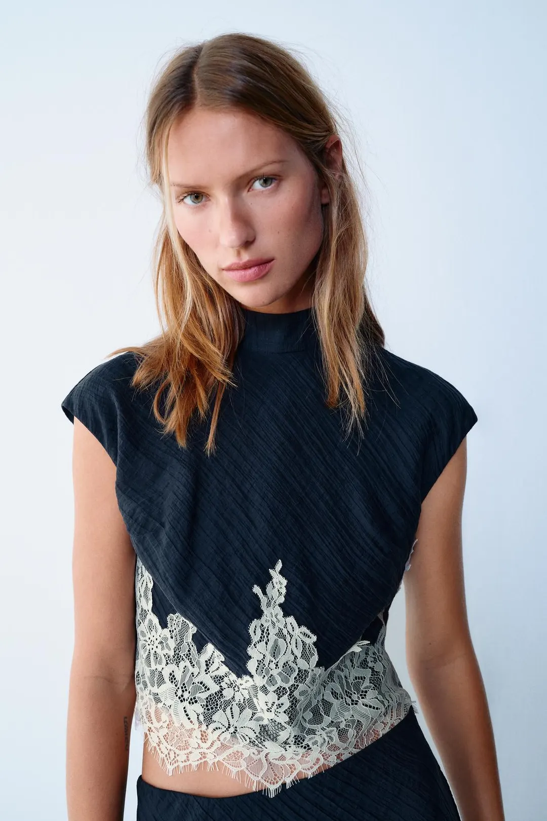 Укороченный топ с кружевной отделкой, Zara