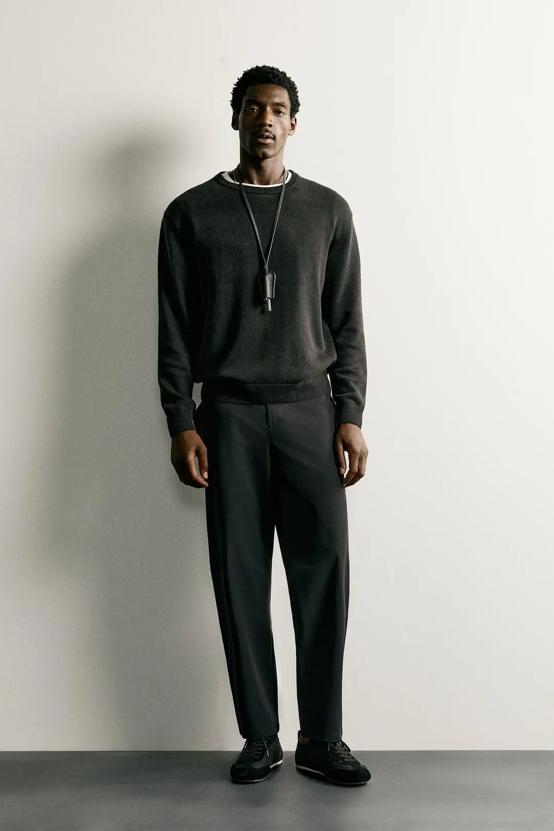 Брюки комфортного кроя из технологичной ткани, Zara
