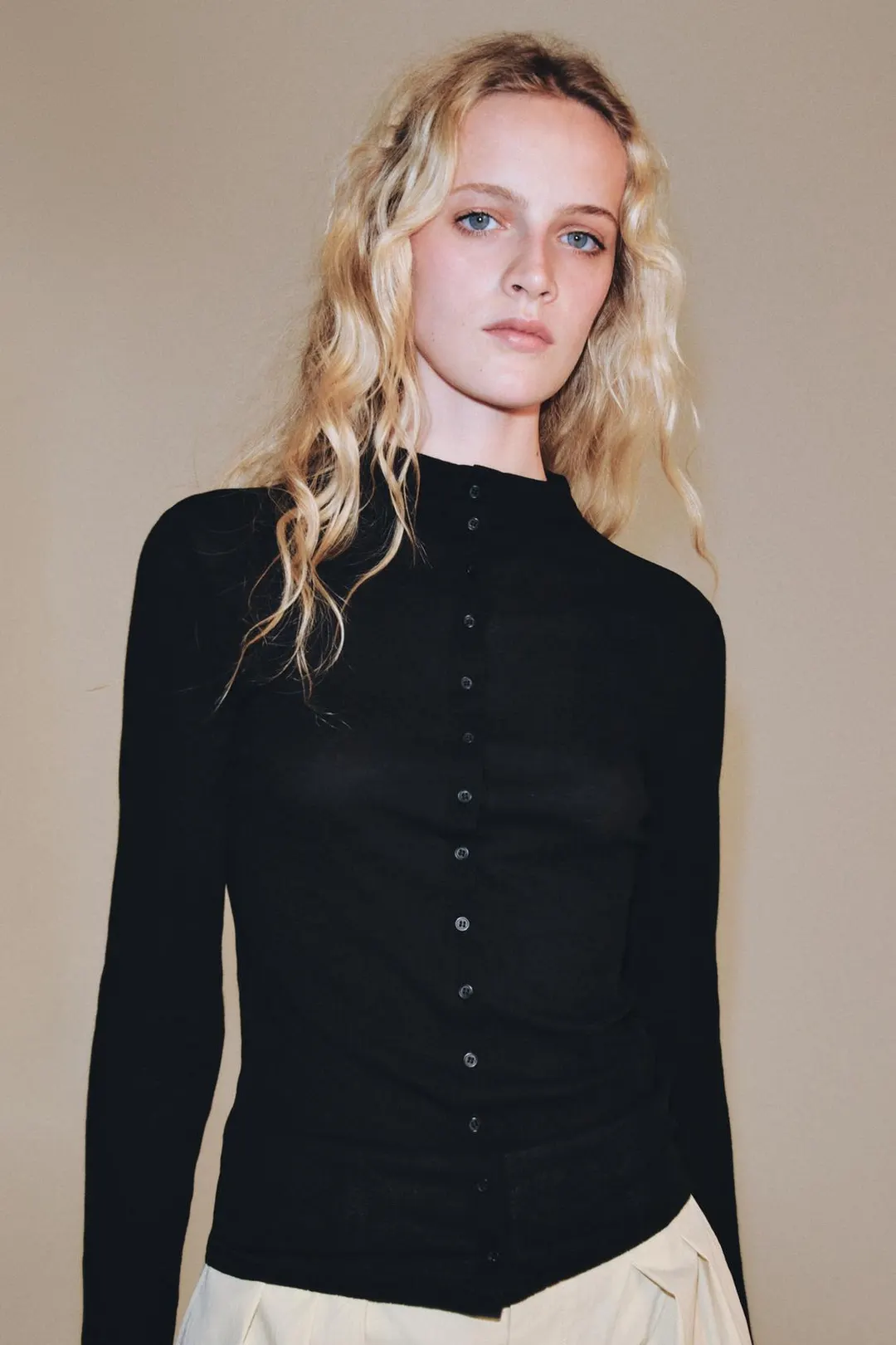Футболка с высоким воротником на пуговицах, Zara