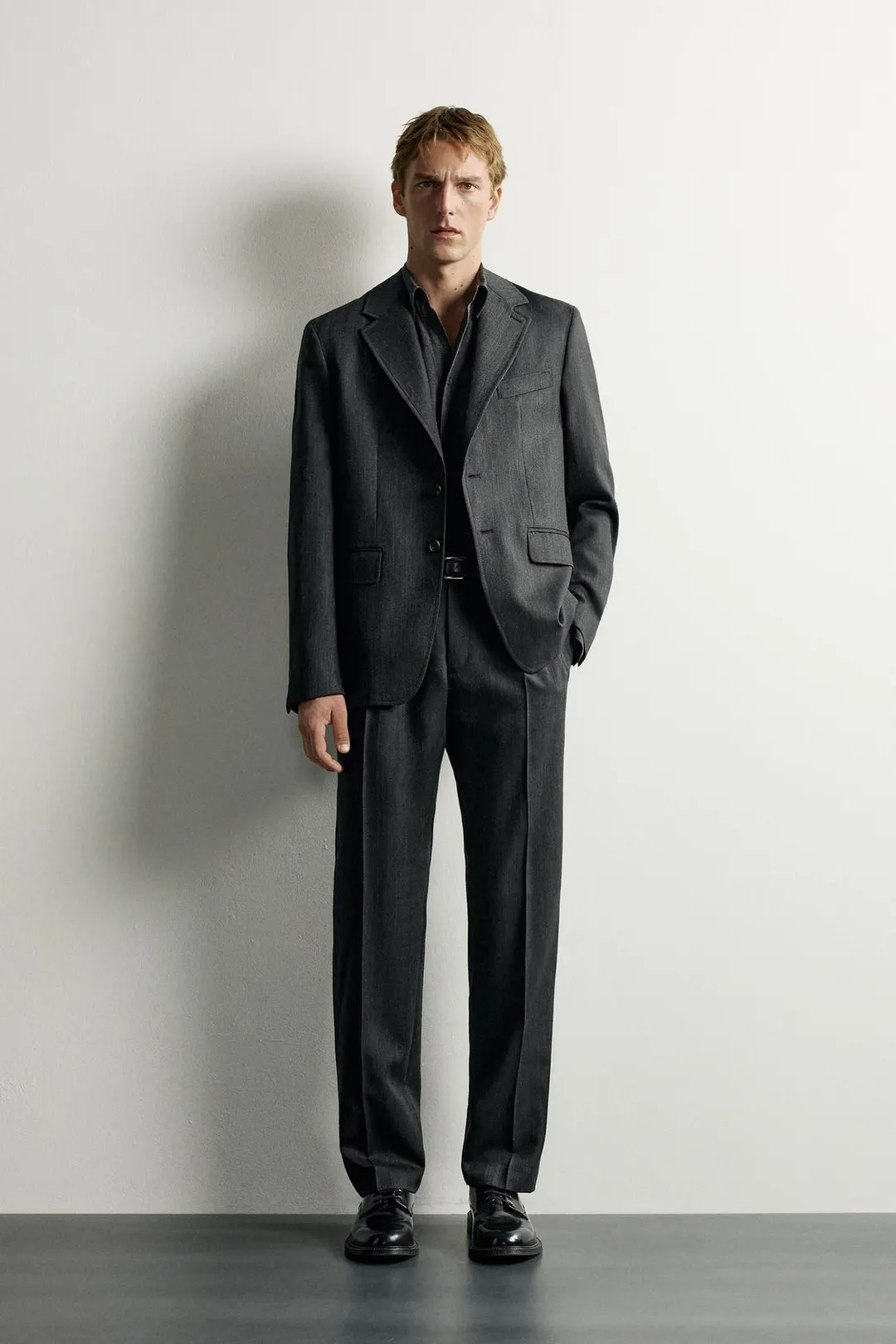 Брюки костюмные стандартного кроя из 100% шерсти, Zara