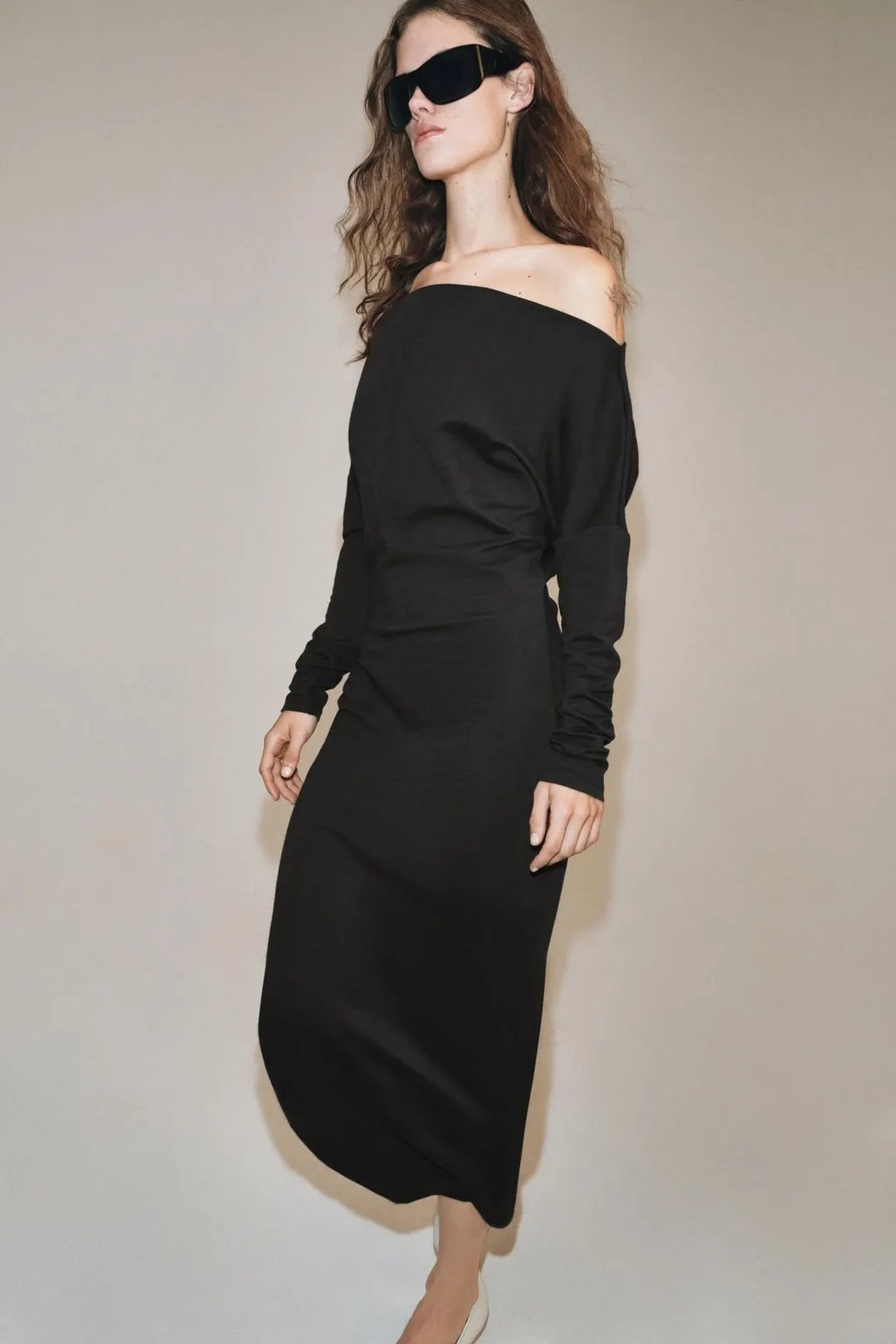 Платье миди с асимметричным вырезом, Zara