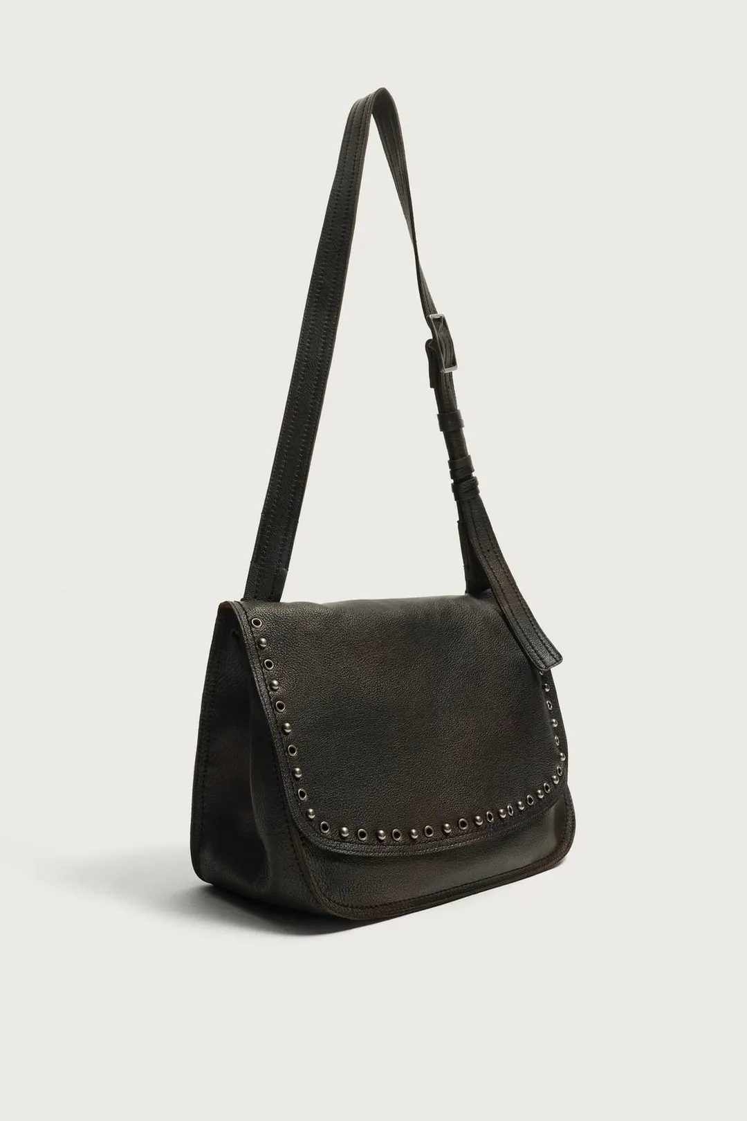 Сумка через плечо из кожи с заклепками, Zara