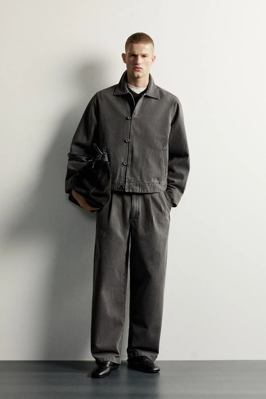 Брюки чинос свободного кроя со складками, Zara