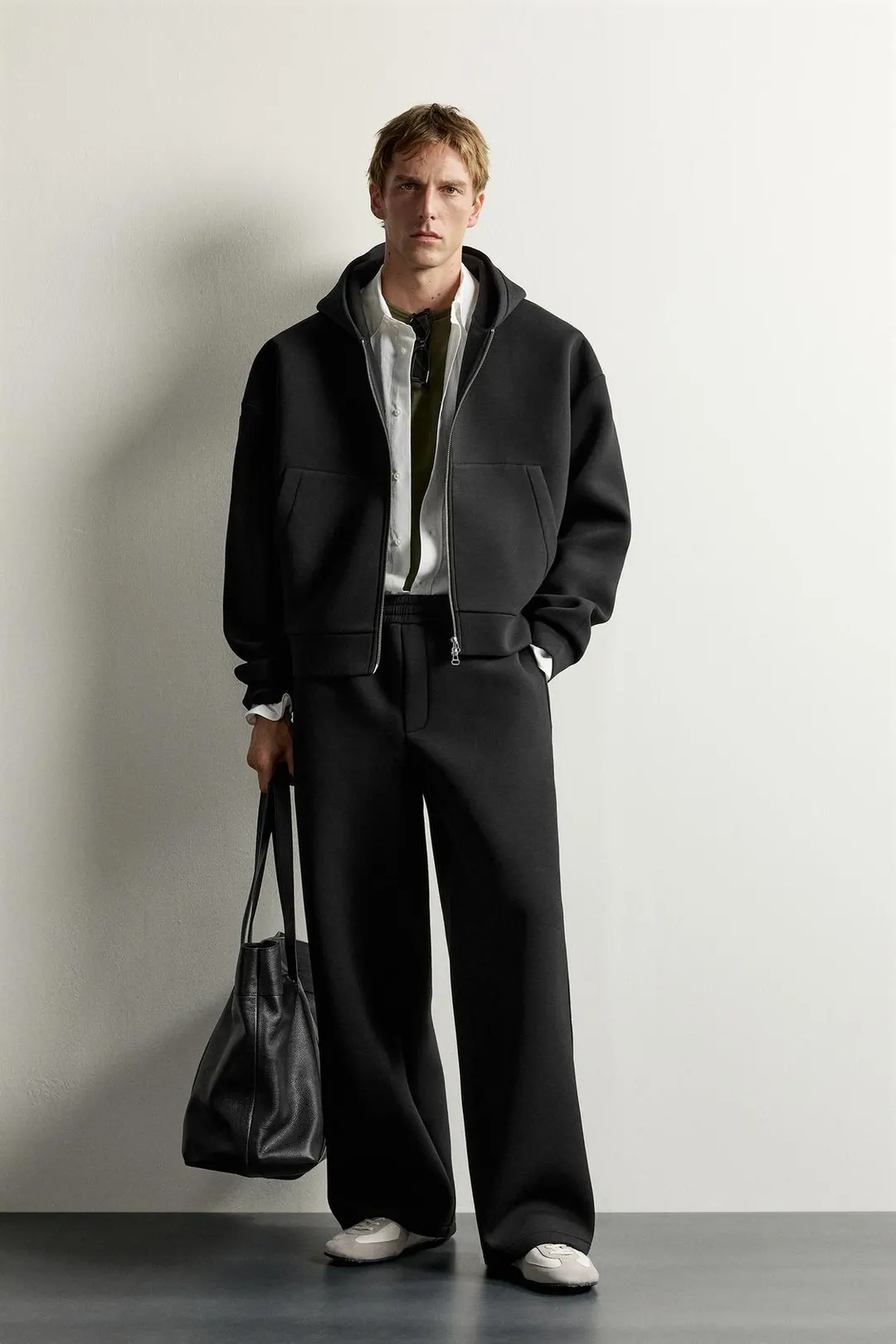 Брюки джоггеры свободного кроя из технологичной ткани, Zara