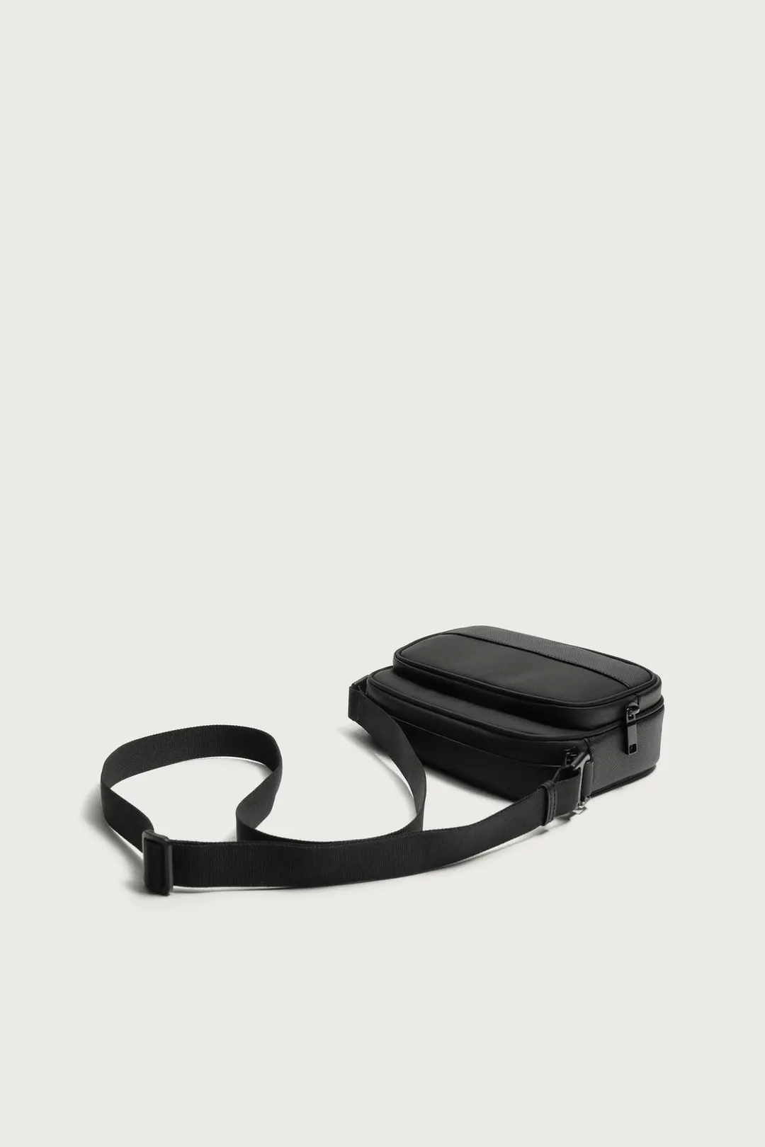 Прорезиненная сумка кросс-боди, Zara