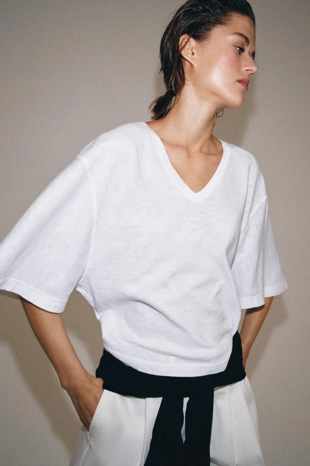 Футболка с V-образным вырезом, Zara