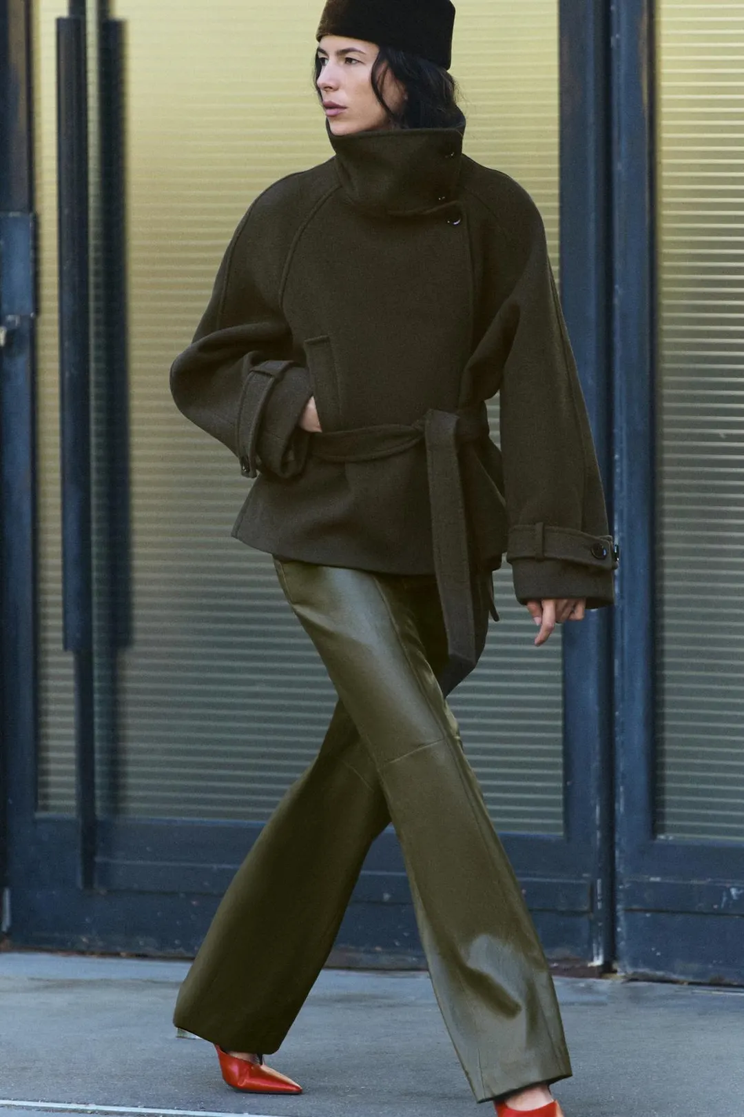 Пальто с высоким воротником и поясом, Zara